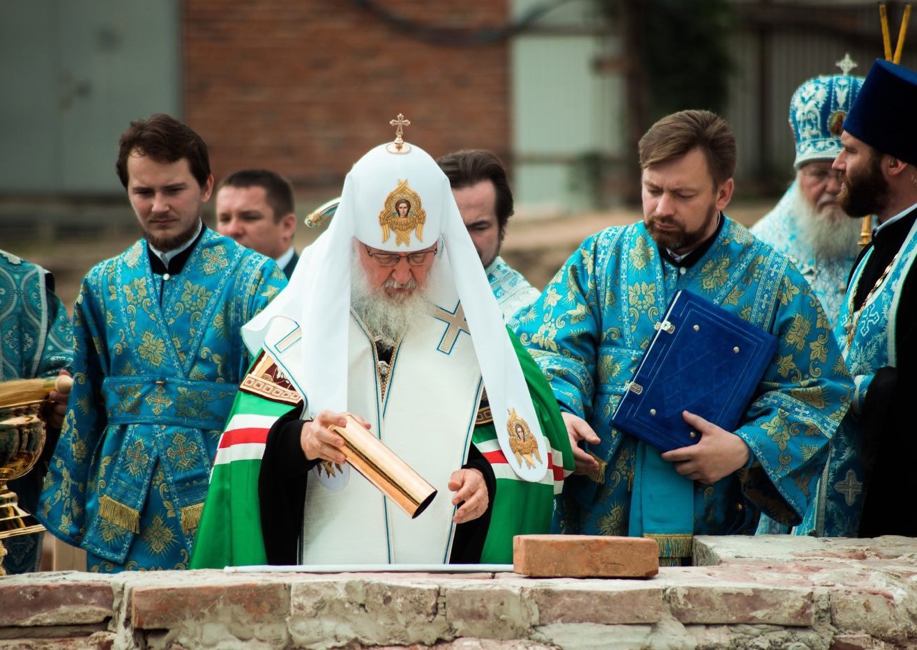 Патриарх Кирилл заложил капсулу времени VIP в основание Собора Казанской иконы Божией Матери в центре Казани